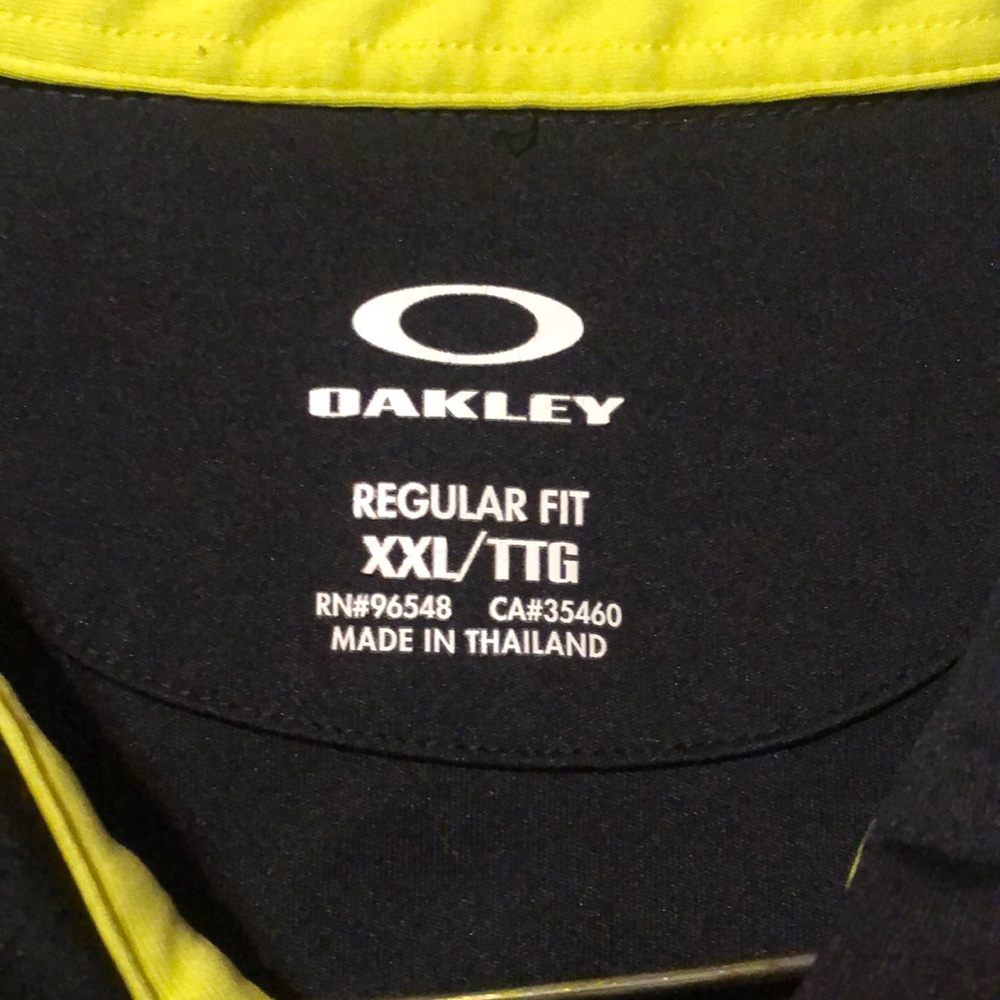 Oakley RegularFit Polo in XXL. Grey body, black sleeves & collar, yellow stripes